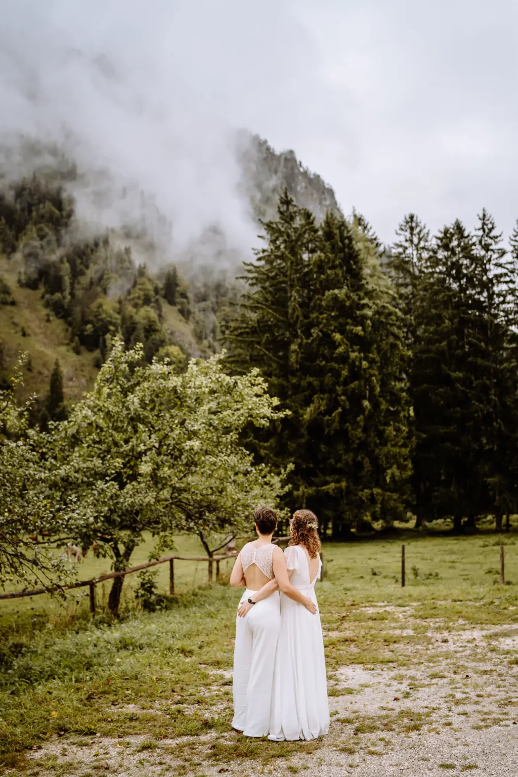 Beide Bräute schauen bei den gleichgeschlechtlichen Hochzeitsfotos in die Ferne