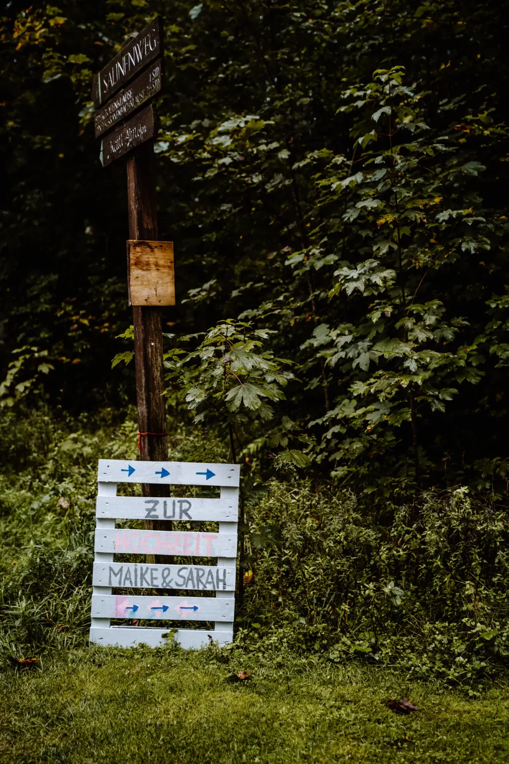 Wegweiser zur freien Trauung der beiden Bräute