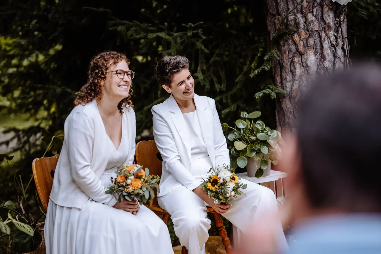 Die beiden Bräute freuen sich auf ihre Trauung im Rahmen einer freien Trauung inmitten der Natur im Wald