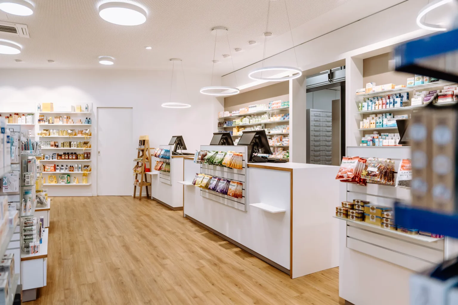 Innenaufnahmen der Olympia Apotheke in Weilheim