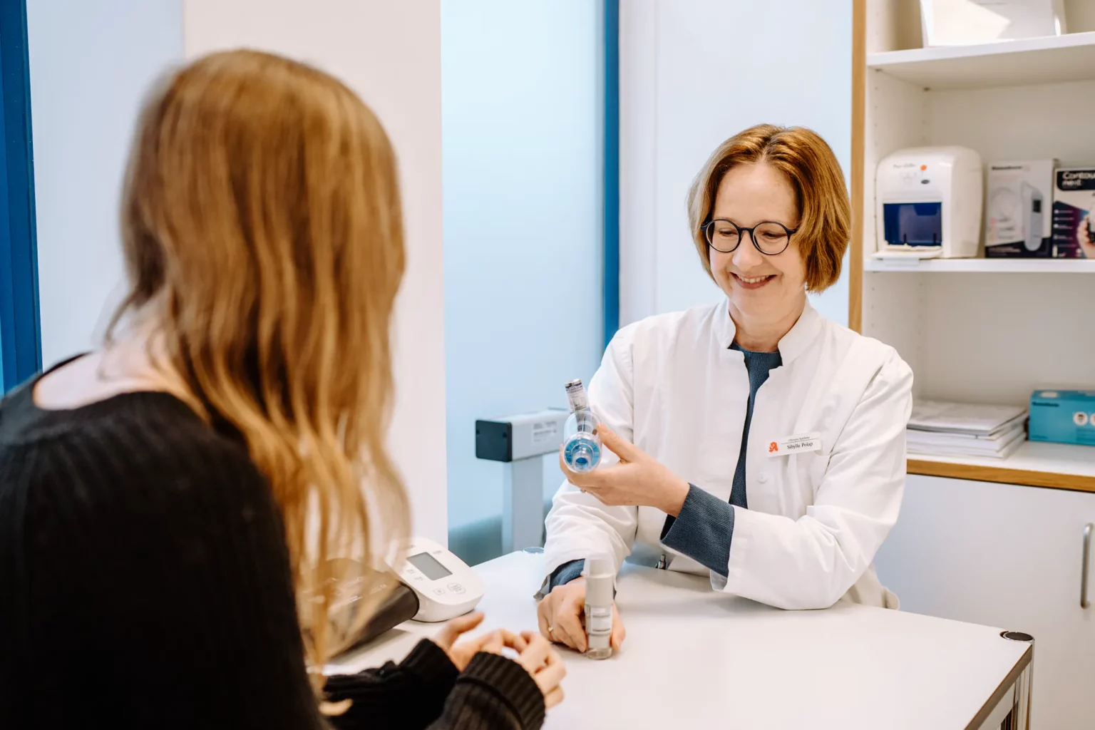 Fotos für Social Media - Interaktion von Mitarbeiter mit dem Kunden