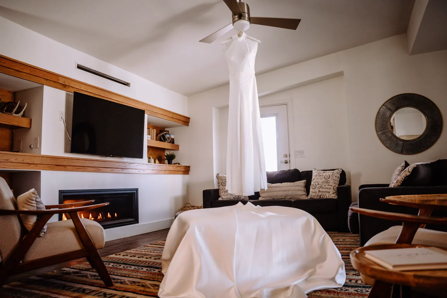 Wunderschönes Hochzeitskleid beim Getting Ready