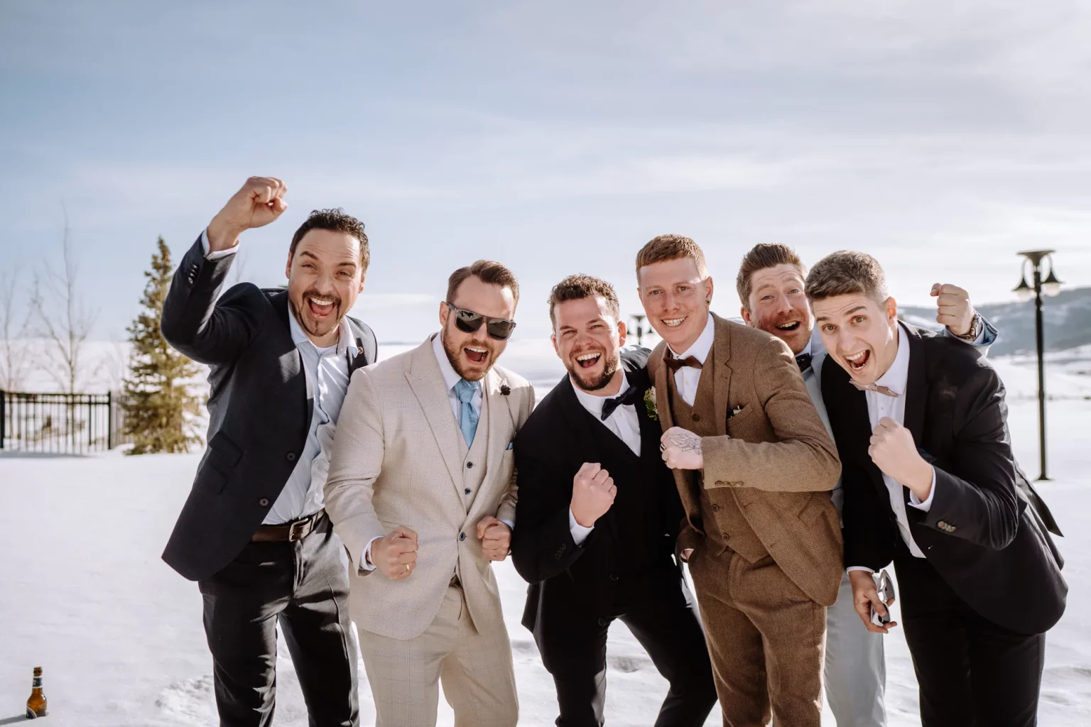 Bräutigam feiert mit seinen Jungs nach der Hochzeit