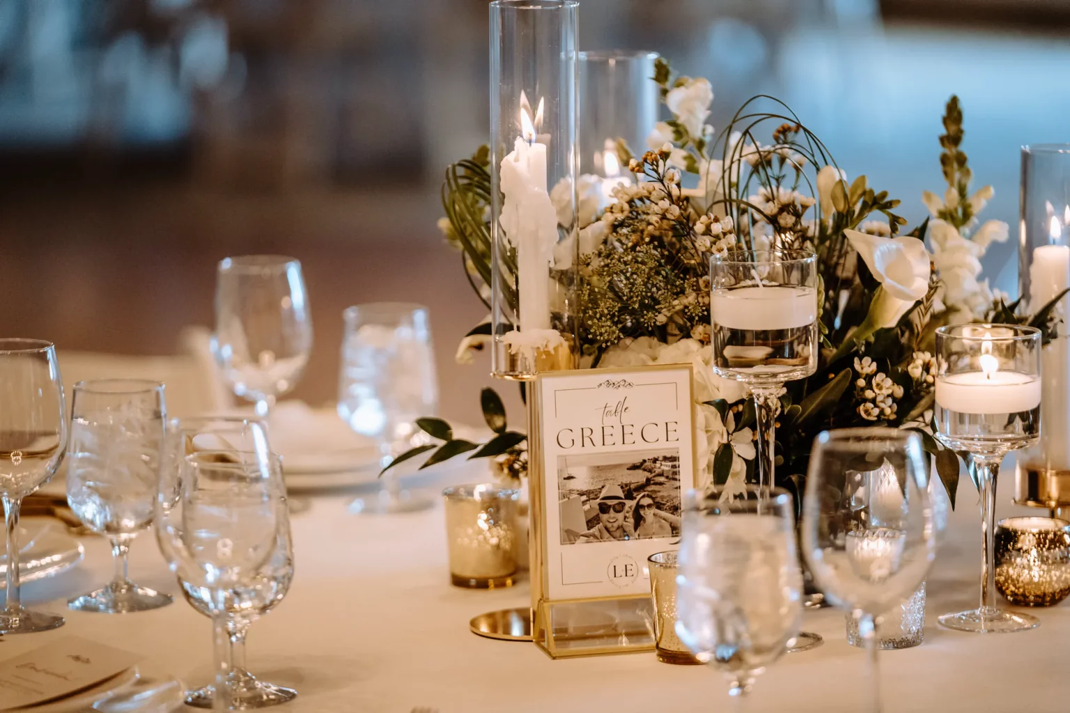 Liebevolle Tischdeko für das Abendessen nach der Trauung