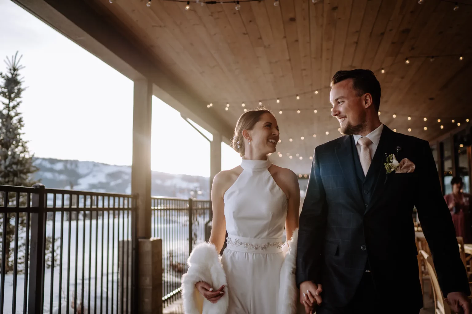 Traumhafte Abendsonne - Brautpaar auf dem Weg zum zweiten Hochzeitsshooting