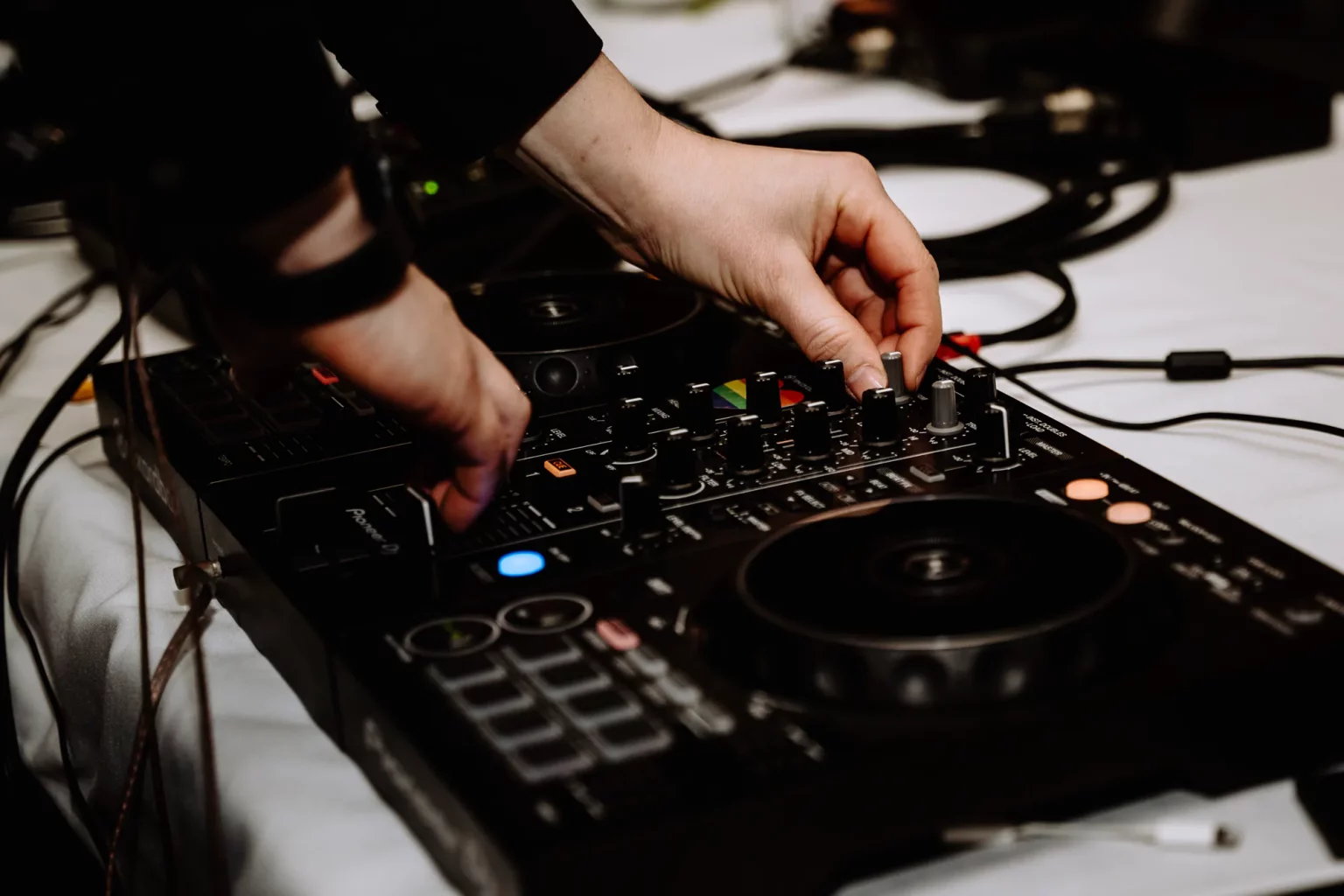 DJ Jens bei der Party nach der Hochzeit im Sun Outdoor in Granby in der Nähe von Denver