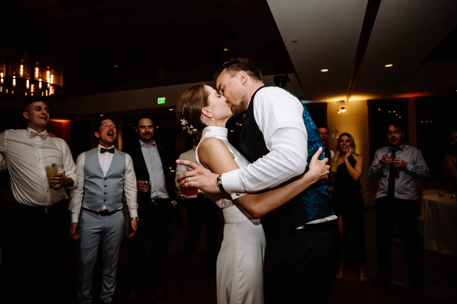 Der letzte Tanz nach der wundervollen Hochzeit in den USA in den Rocky Mountains