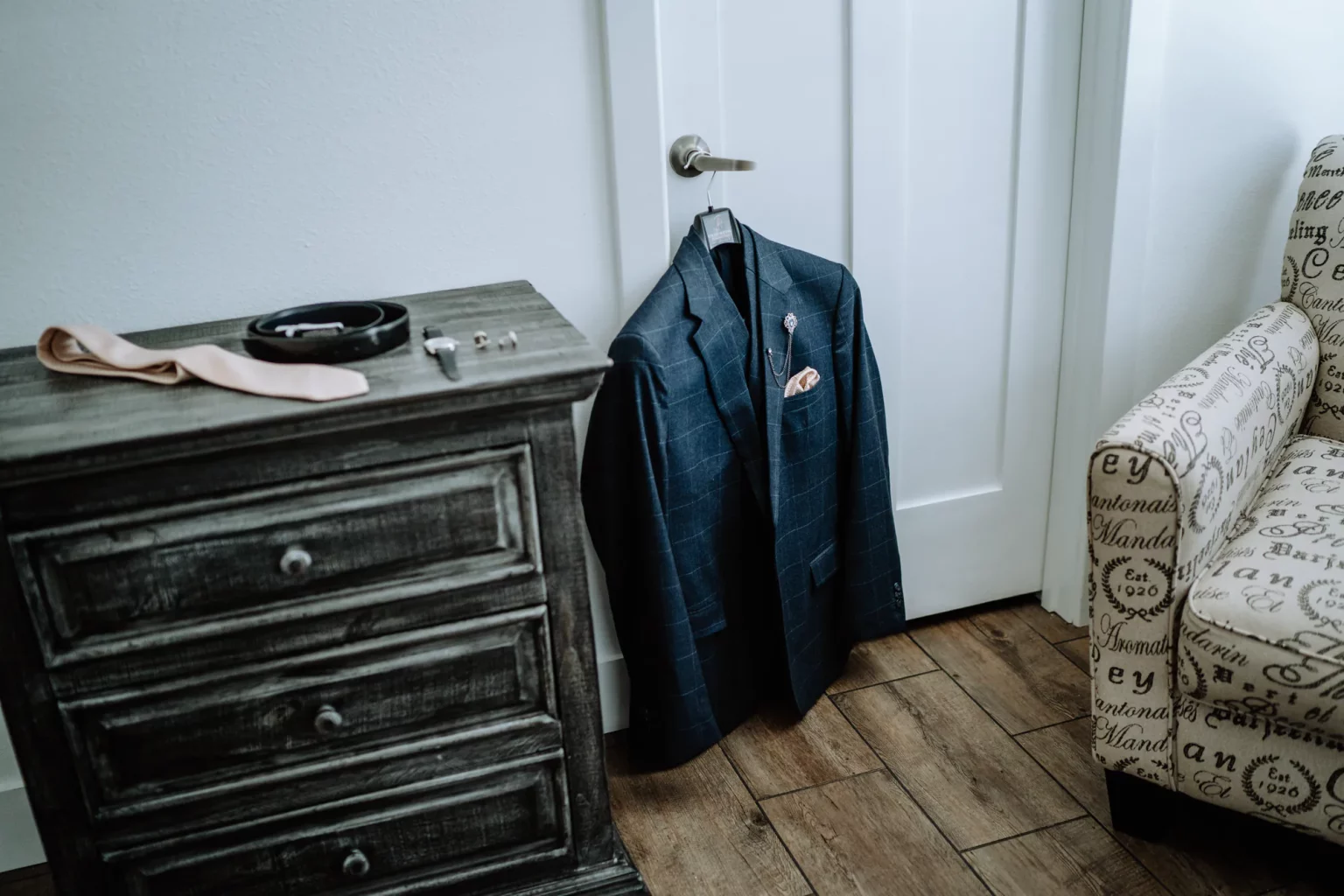 Getting Ready vom Bräutigam im Sun Outdoor in der Nähe von Denver