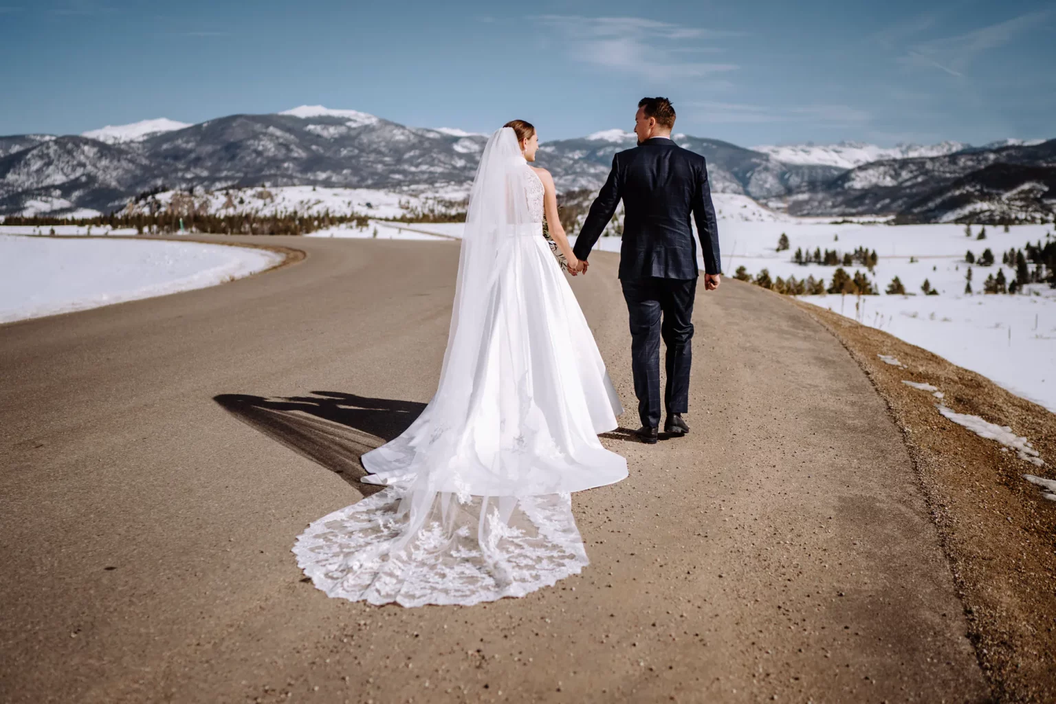 Wundervolle Hochzeitsfotos in der Nähe vom Rocky Mountains National Park am Lake Granby
