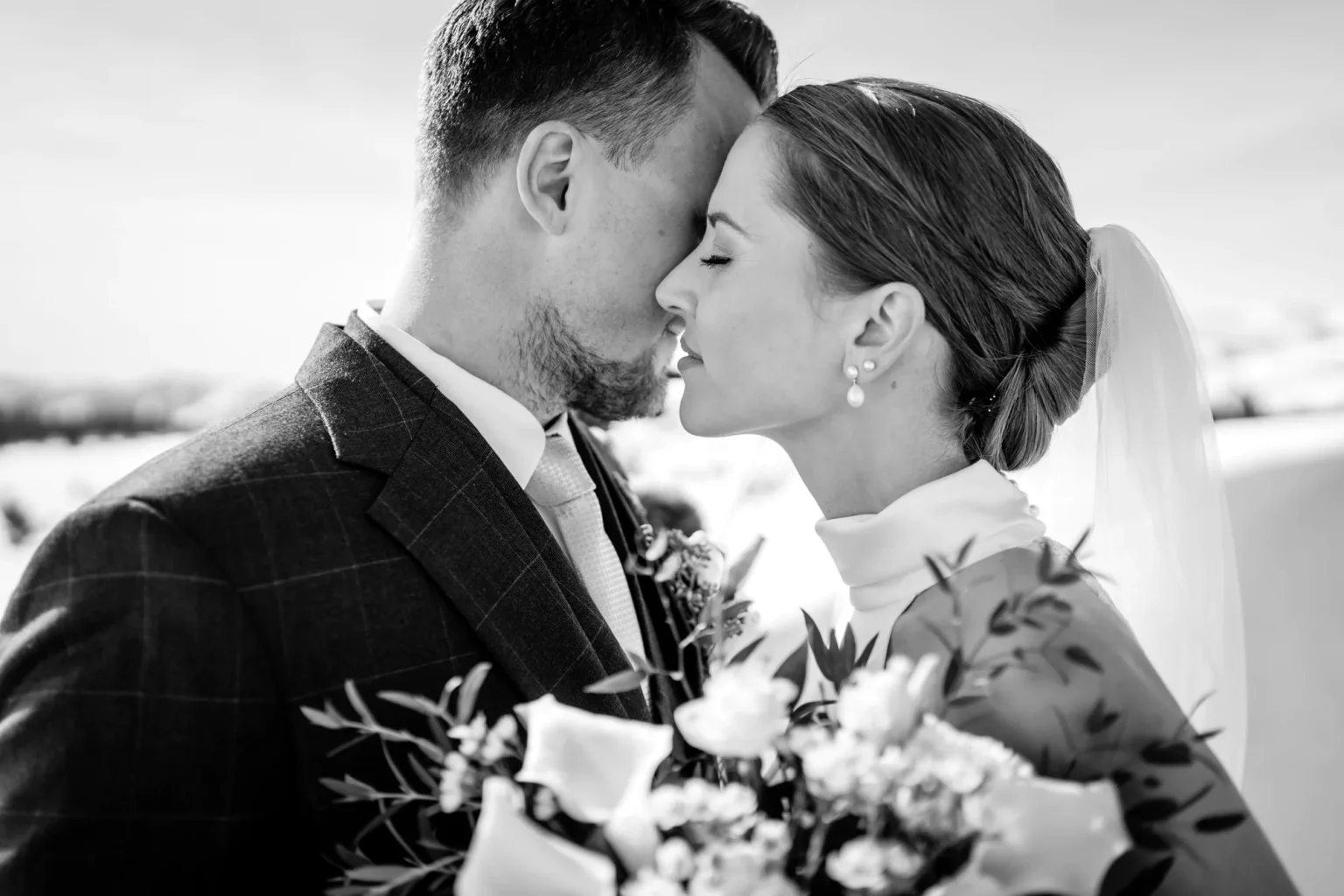 Innige Hochzeitsfotos in schwarz weiß