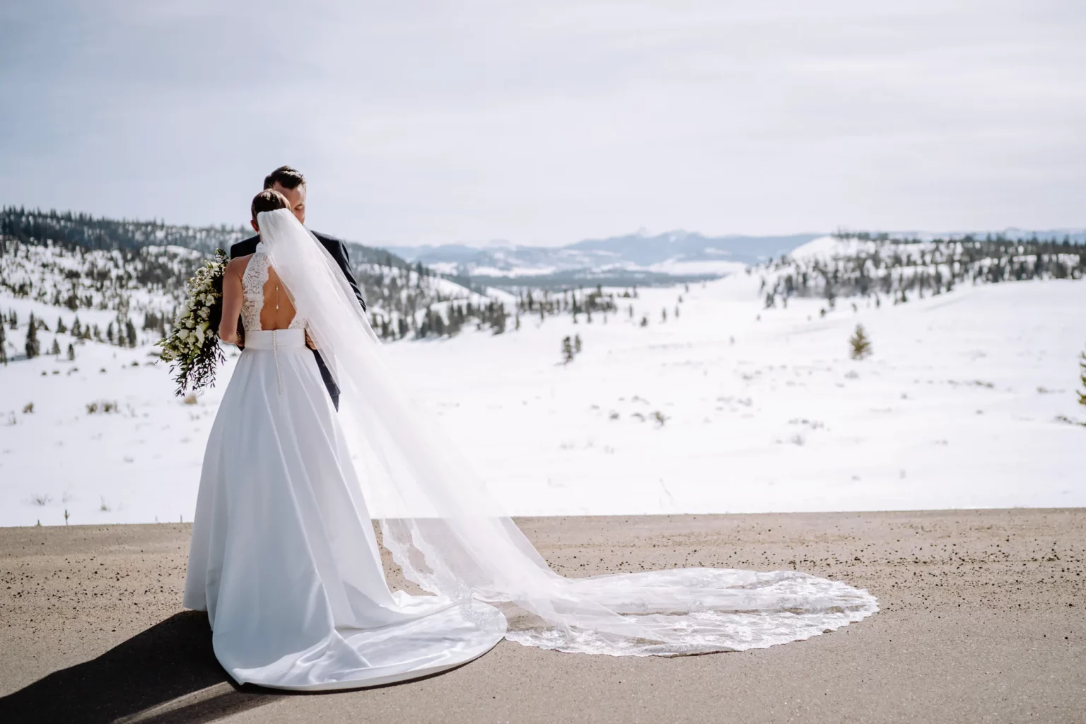 Authentische Hochzeitsfotos im Schnee - Winterhochzeit in den USA