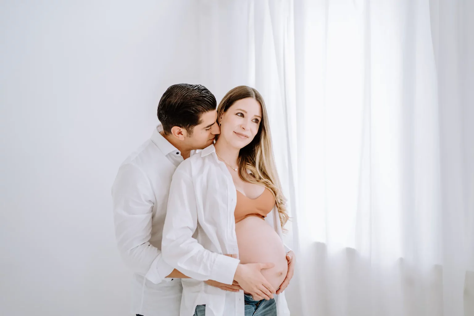 Clean Babybauchfotos im Fotostudio in Weilheim