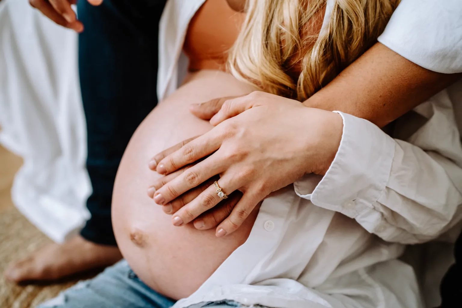 Detailfotos beim Babybauchshooting - Erinnerungen an eine einzigartige Zeit