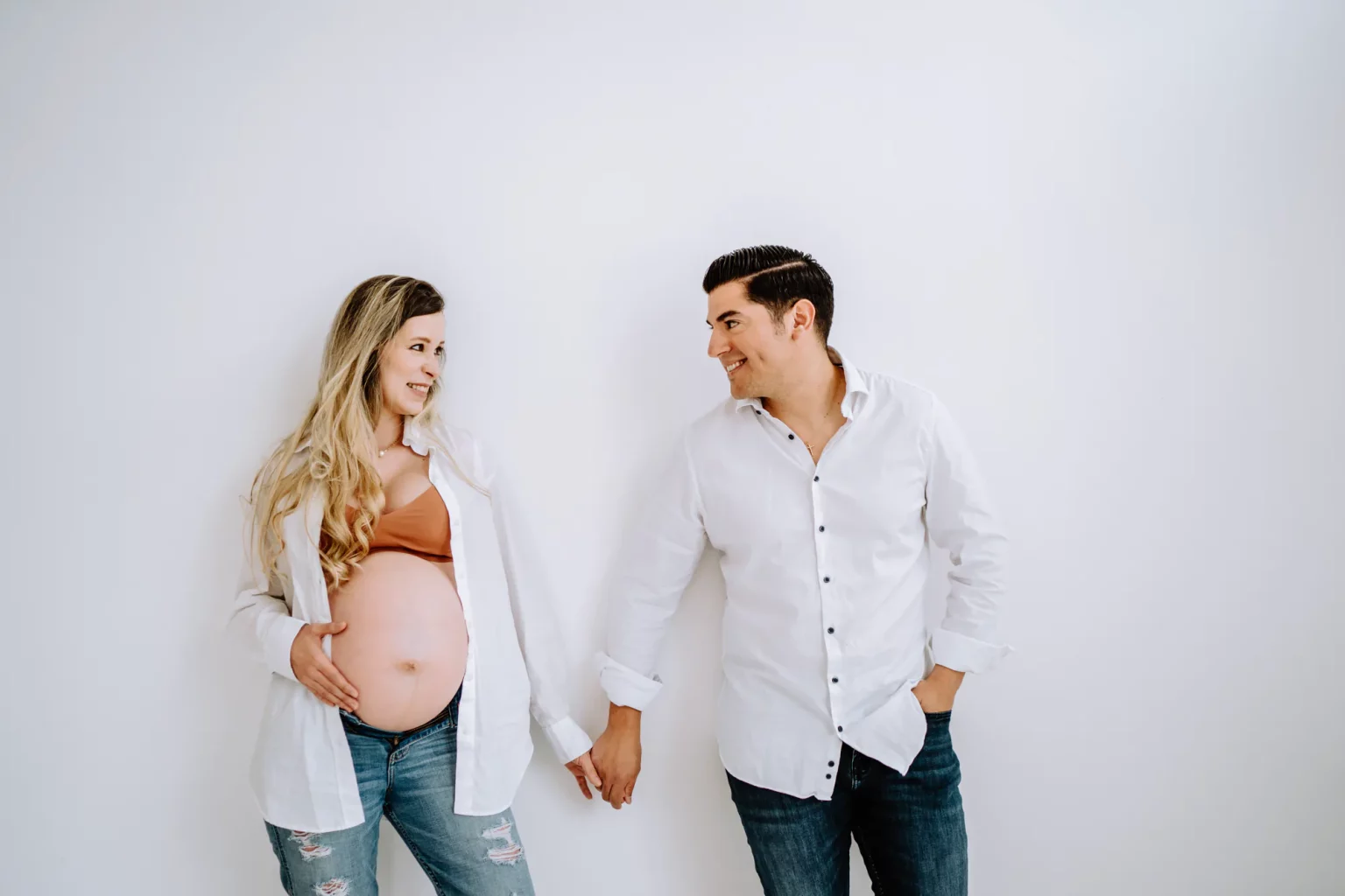 Cleane, ungestellte Babybauchfotos im Fotostudio in Weilheim