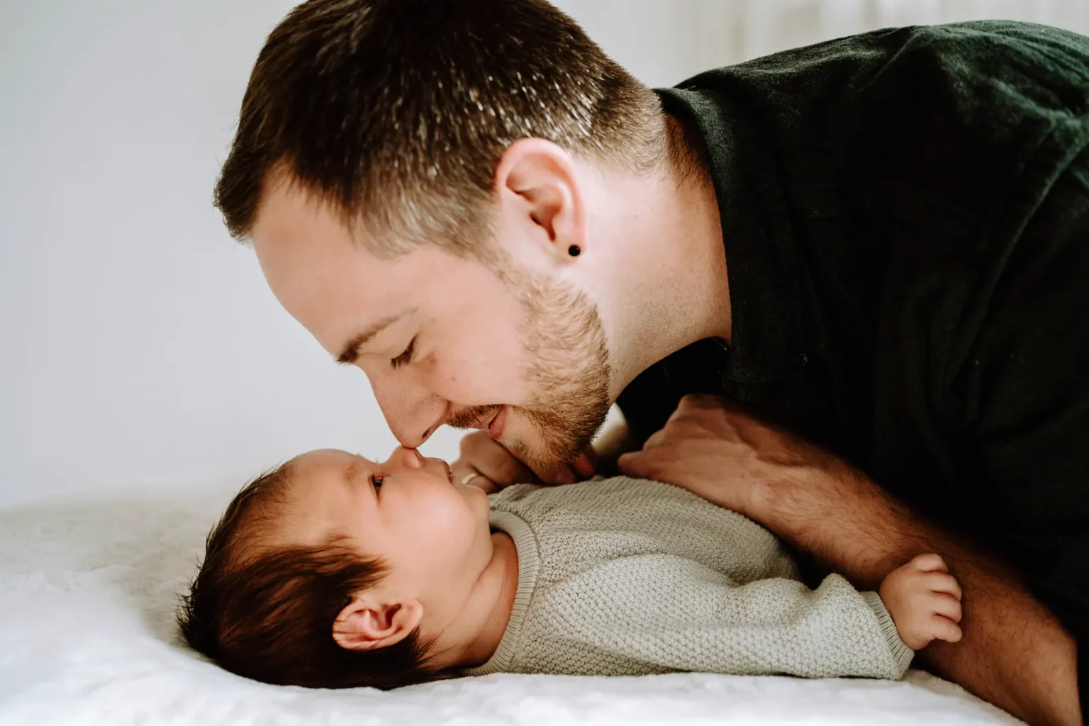 Babyfotos mit dem Kind und dem Papa