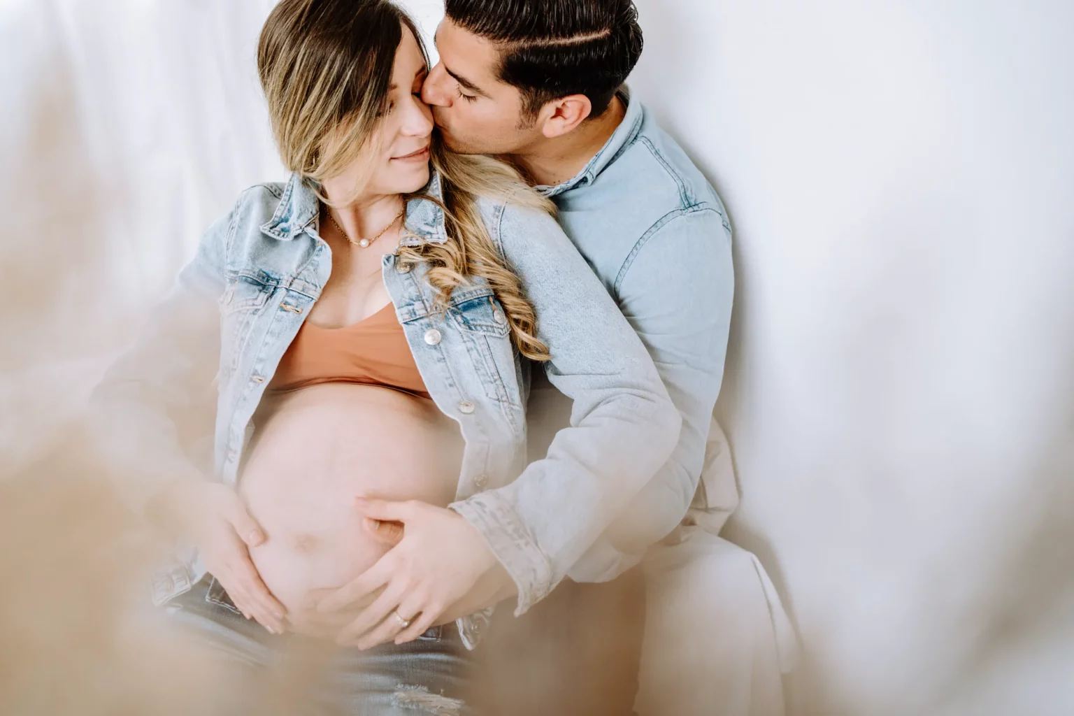 Mama und Papa beim Babybauchshooting - Cleane Babybauchfotos im Fotostudio