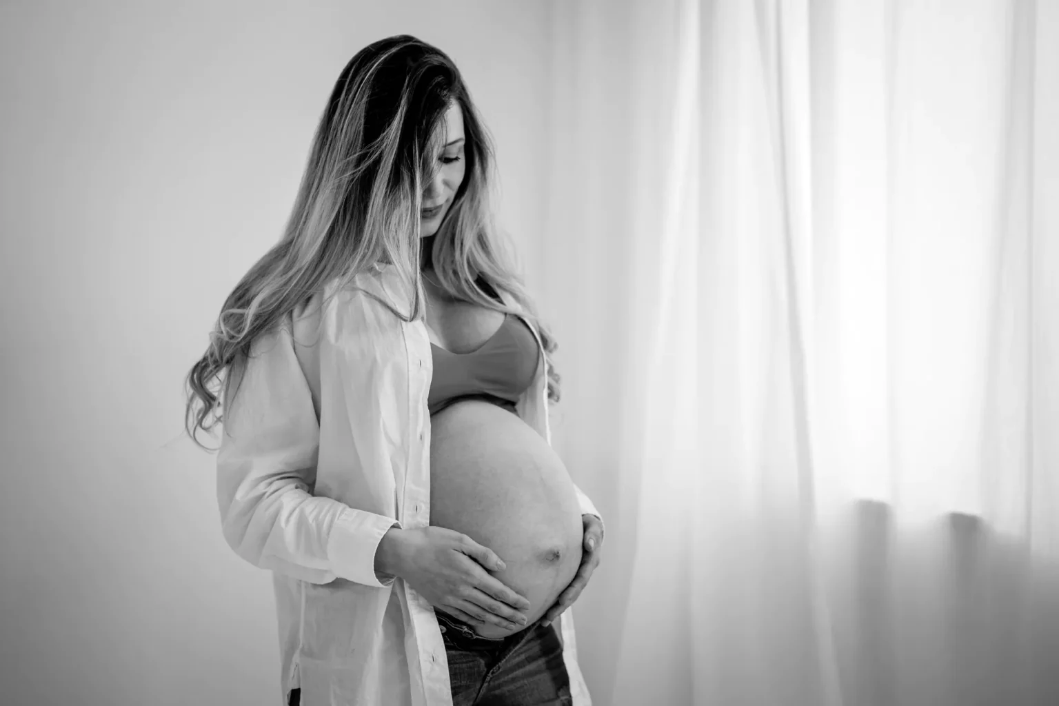 Babybauchfotos in schwarz weiß - Fotostudio in der Nähe von Starnberg