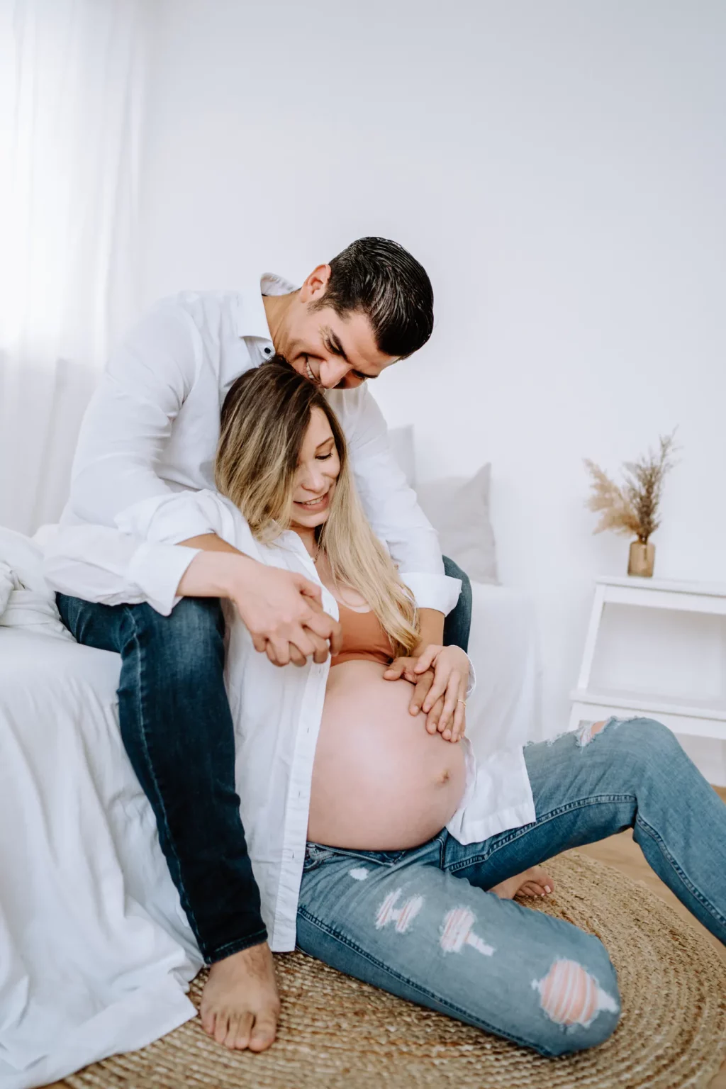 Paar bei ihren Babybauchshooting - Entspannte Atmosphäre und ungezwungene Posen