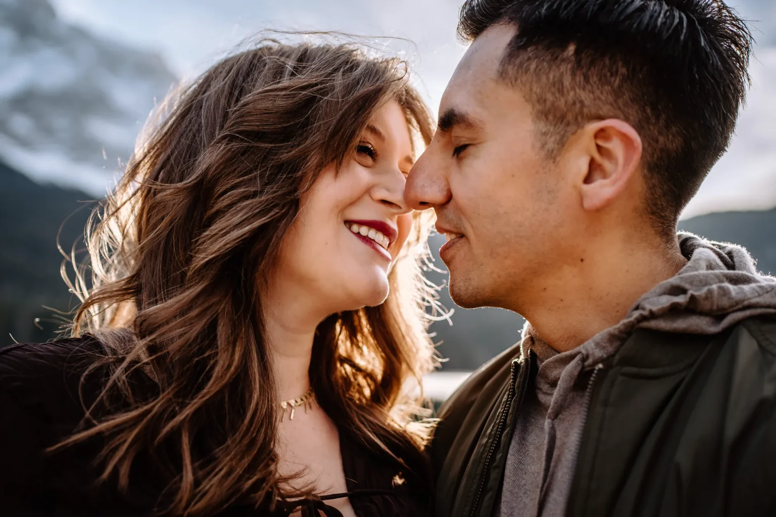 Paar beim Babybauch Fotoshooting am Eibsee