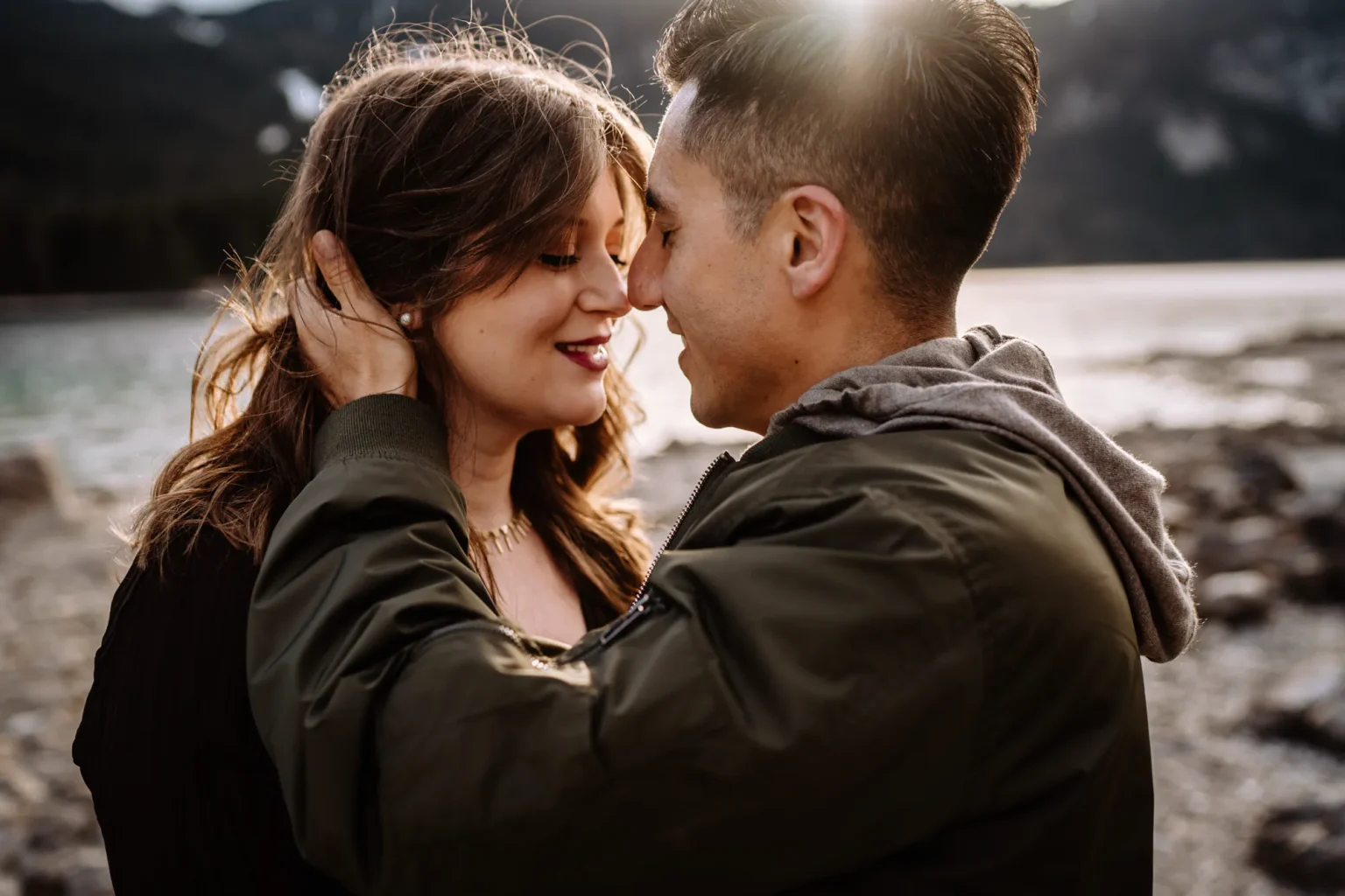Verliebtes Paar beim Babybauchfotoshooting am Fuß der Zugspitze