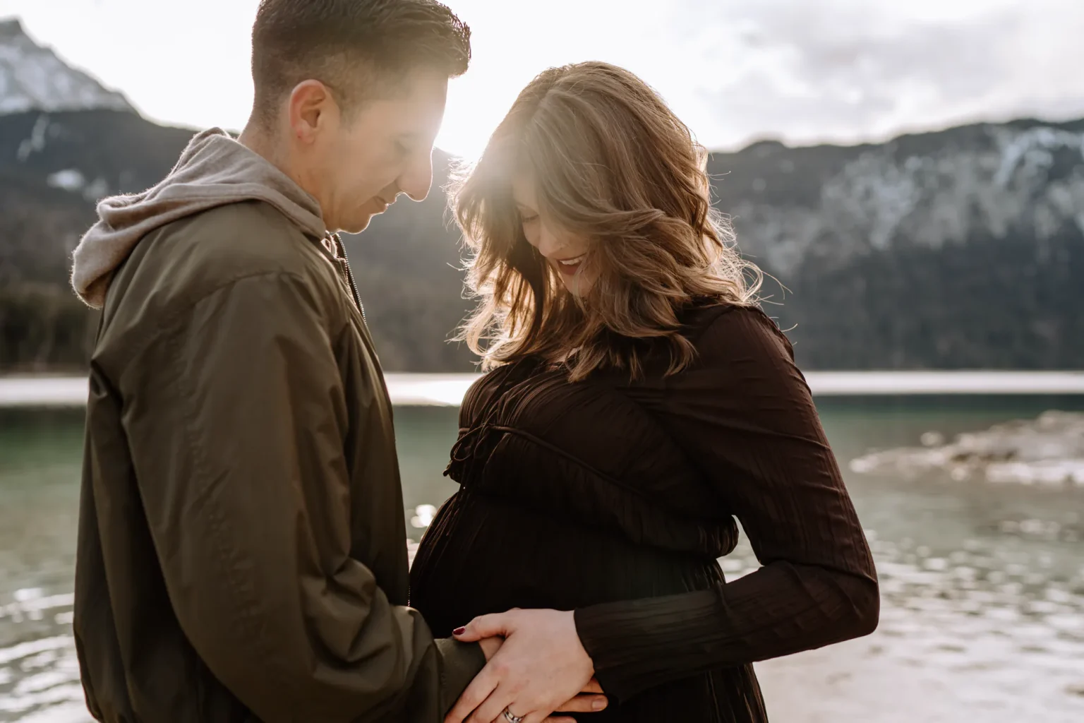 Wundervolle Babybauchfotos am Eibsee am Ufer des Sees